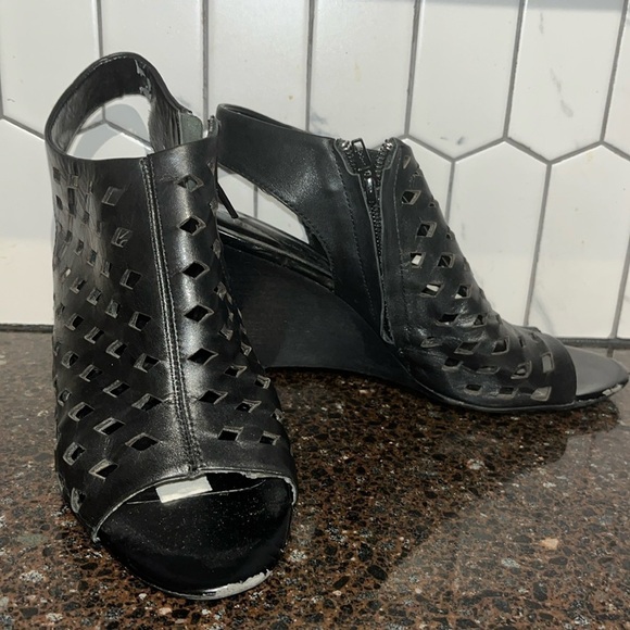 Womens FRANCO SARTO Black Leather Open Toe Wedge w/ Cut Out Accent Sz 6 - Picture 1 of 5
